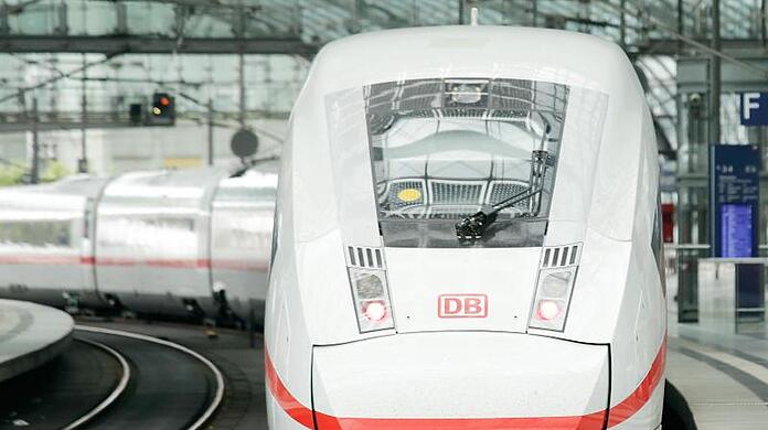 Ein ICE steht an einem Bahnsteig im Berliner Hauptbahnhof.