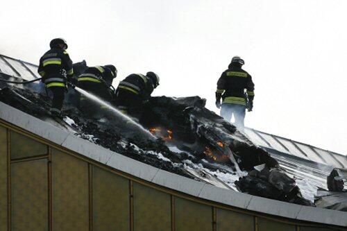 Feuerwehrmänner auf dem Dach der Philharmonie