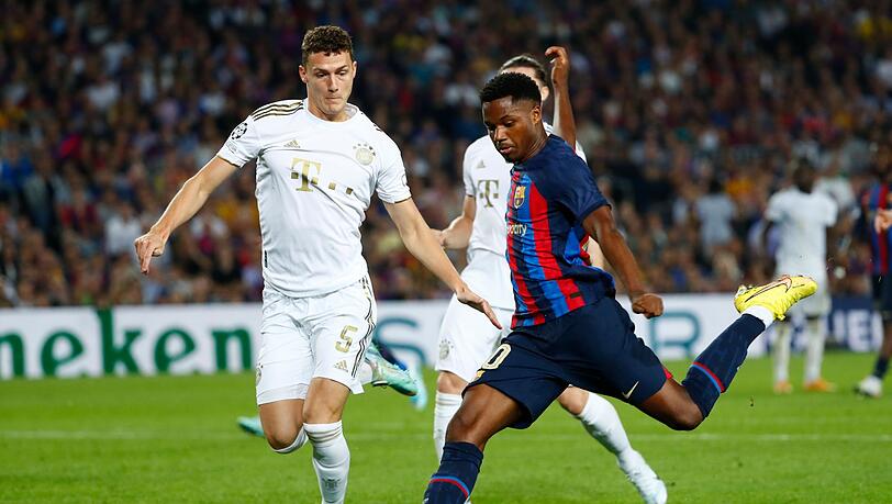 Barcelonas Ansu Fati (r) und Münchens Benjamin Pavard kämpfen um den Ball.