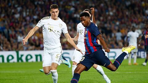 Barcelonas Ansu Fati (r) und Münchens Benjamin Pavard kämpfen um den Ball.
