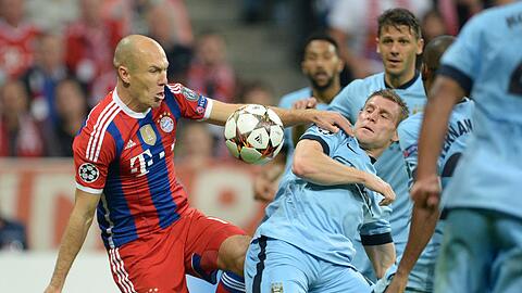Der frühere Bayern-Profi Arjen Robben (l) und Citys James Milner kämpfen um den Ball.