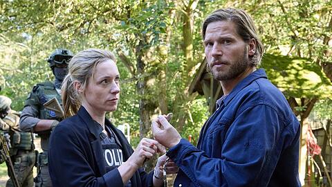 "Einsatz Seeler - Ein L&uuml;beck-Krimi": Hannah Voigt (Friederike Linke, l.) und Eric Seeler (Sebastian Str&ouml;bel).