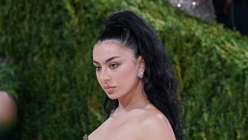 Charli xcx bei der Met Gala 2026.