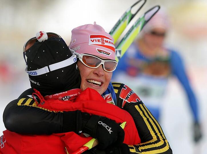 Evi Sachenbacher-Stehle jubelt im im Januar in Rybinsk über den Sieg im Team-Sprint.
