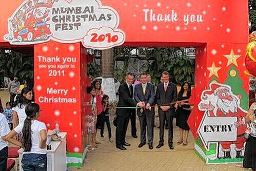 Hier ist das indische Christkind zuhause: Roland Fleck (M.) und Dirk von Vopelius eröffnen das &bdquo;Mumbai Christmas Fest&ldquo;.