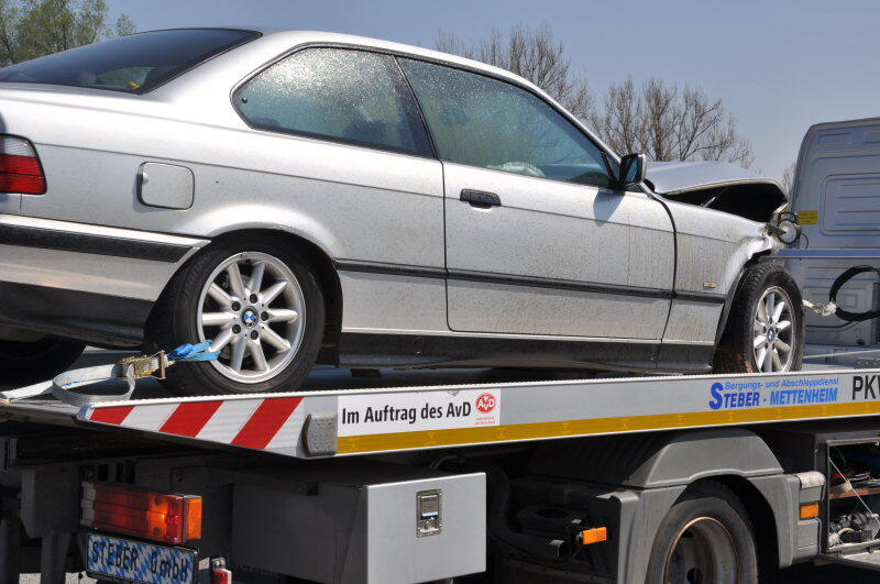 Der BMW-Fahrer, der seinen Wagen in die Leitplanke lenkte, wurde verletzt ins Krankenhaus gebracht.