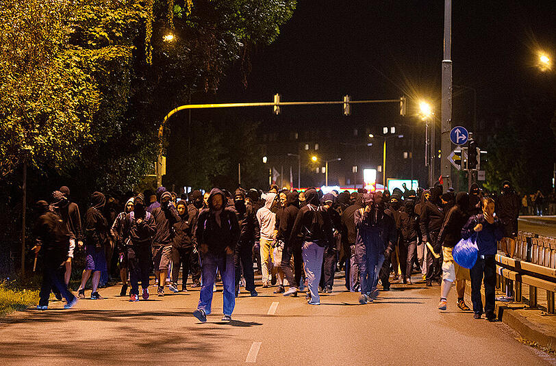 Auch am dritten Tag nach der Ankunft der Flüchtlinge ist es nachts zu Krawallen gekommen. Am Sonntag musste die Polizei kämpfe zwischen rechten und linken Demonstranten beenden. Die Bilder aus Heidenau.