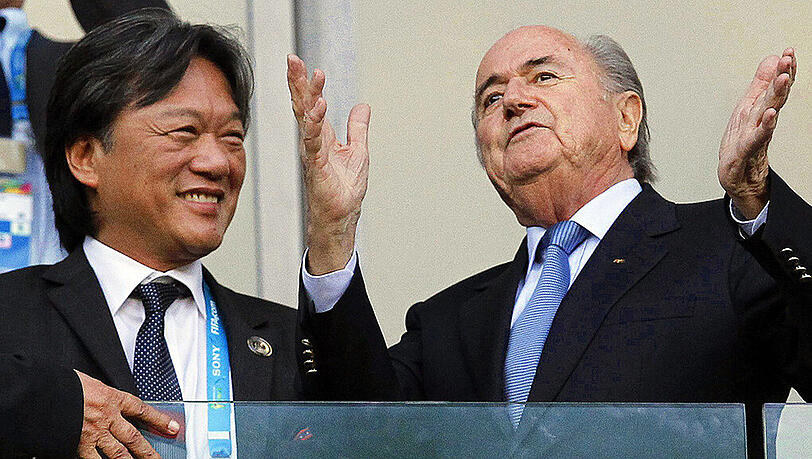 Eduardo Li (links) und Joseph S. Blatter. Eduardo Li (links) und Joseph S. Blatter.