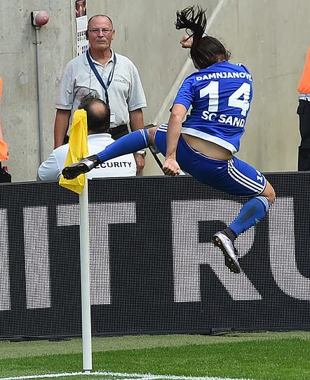 Sands Jovana Damnjanovic bejubelt ihren Treffer zum 1:1.