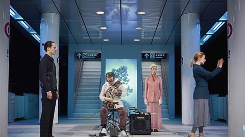 Thomas Hauser, Kazuhisa Uchihashi, Jelena Kuljic und Anna Drexler in der U-Bahn von Tokio.