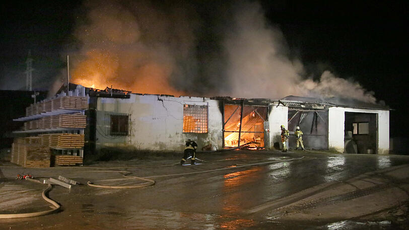 Die Ursache für den Brand ist noch unklar. Klicken Sie sich durch die Bilder des Feuerwehreinsatzes in Mettenheim.