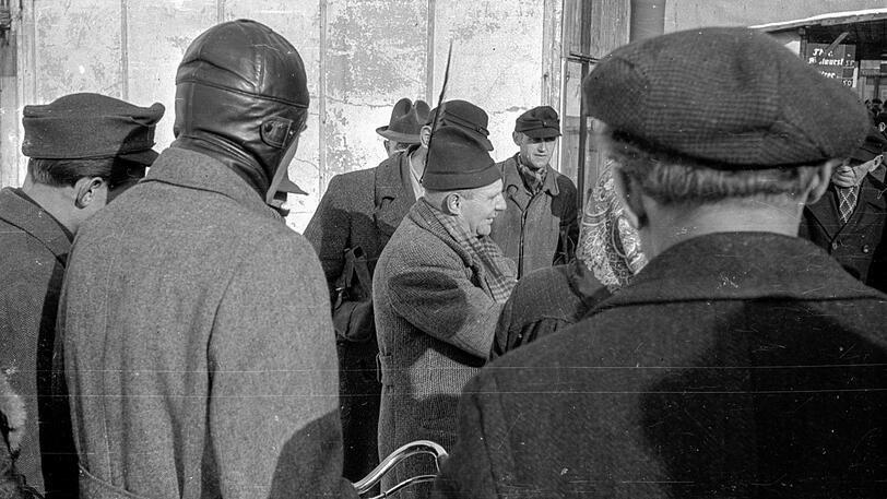 Das große Feilschen: Kurz vor der Währungsreform 1948 war der Schwarzmarkt im Bahnhofsviertel noch voll im Gange.