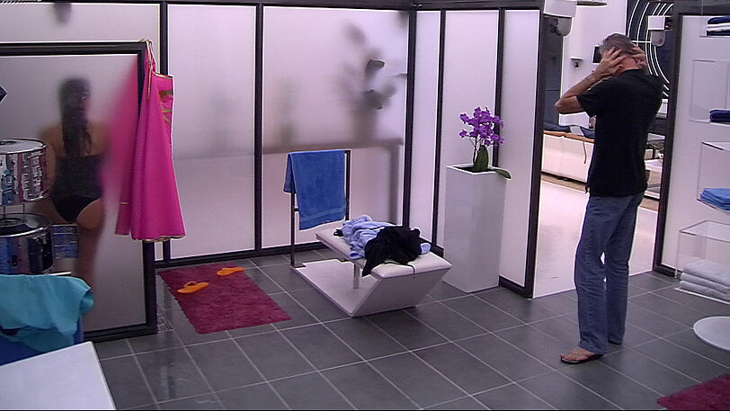 Tag 3 bei Promi Big Brother: Ela duscht und flüchtet vor Schill.