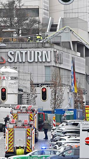 Nur zwölf Stunden nach dem ersten Brand, musste die Feuerwehr erneut zum Hotel in der Schwanthalerstraße ausrücken. Die Bilder vom Einsatz am Freitagmittag.
