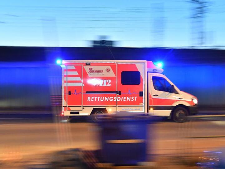 Ein Rettungswagen ist mit eingeschaltetem Blaulicht im Einsatz. Foto: Boris Roessler/dpa/Archiv