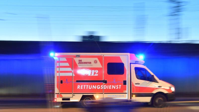 Ein Rettungswagen ist mit eingeschaltetem Blaulicht im Einsatz. Foto: Boris Roessler/dpa/Archiv Ein Rettungswagen ist mit eingeschaltetem Blaulicht im Einsatz. Foto: Boris Roessler/dpa/Archiv