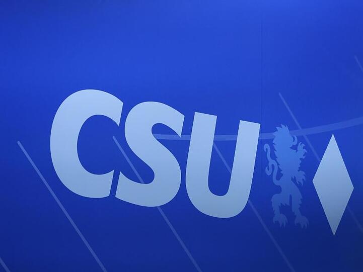 Das Logo der CSU auf einem CSU-Parteitag. Foto: Daniel Karmann/dpa