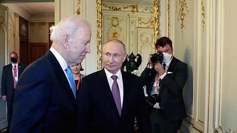 Das Treffen von US-Präsident Joe Biden (l) und Russlands Präsident Wladimir Putin fand in der abgeschirmten Villa La Grange am Genfersee statt.