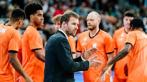 Ulms Trainer Anton Gavel applaudiert zwischen den Spielern. Er steht mit seinem Team im Eurocup-Viertelfinale.
