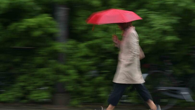 Der Regenschirm wird zum Wochenstart f&uuml;r die Menschen in Bayern unverzichtbar. (Archivbild)