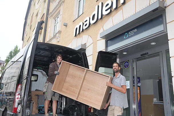 Noch wird im Madlen-Kiosk am Harras aufgebaut. Brigitte und Benjamin Böttger führen noch Schreinerarbeiten durch. Ab nächster Woche soll es losgehen – inklusive Paketshop. Noch wird im Madlen-Kiosk am Harras aufgebaut. Brigitte und Benjamin Böttger führen noch Schreinerarbeiten durch. Ab nächster Woche soll es losgehen – inklusive Paketshop.