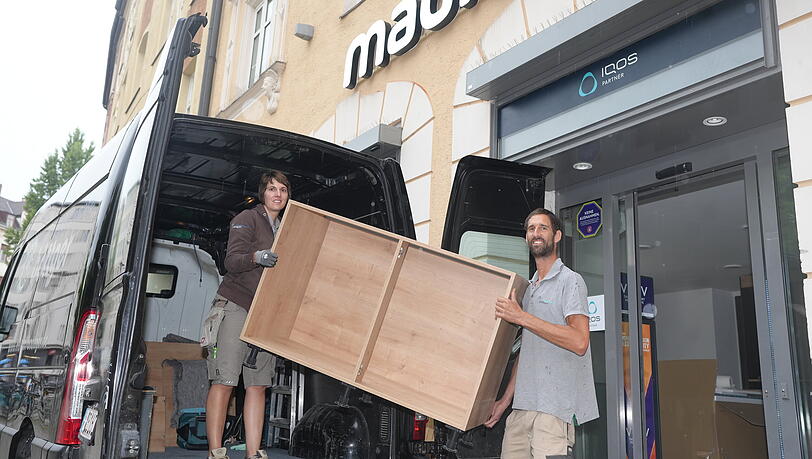 Noch wird im Madlen-Kiosk am Harras aufgebaut. Brigitte und Benjamin Böttger führen noch Schreinerarbeiten durch. Ab nächster Woche soll es losgehen – inklusive Paketshop. Noch wird im Madlen-Kiosk am Harras aufgebaut. Brigitte und Benjamin Böttger führen noch Schreinerarbeiten durch. Ab nächster Woche soll es losgehen – inklusive Paketshop.
