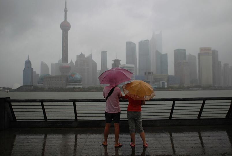 Brechen jetzt wieder die Deiche? &bdquo;Muifa&ldquo; war am Sonntag an der chinesischen Ostküste entlang gezogen und hatte dabei Stromleitungen und Plakatwände in Shanghai niedergerissen. China ist in Sorge.