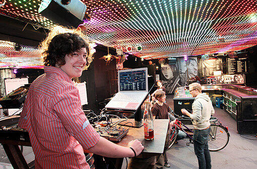 Mit Musik macht alles mehr Spaß: DJ Mary Maude legt auf, während im "8below" geschraubt wird.