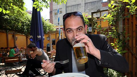 Hannes Ringlstetter wohnt im Westend. Dort setzt er sich gerne in den Biergarten vom Wirtshaus Zur Schwalbe.
