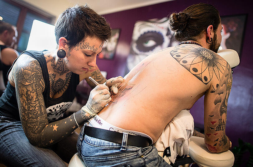 Georgina Ostheimer bei der Arbeit: Sie sticht Tattoos mit Bambusnadeln.