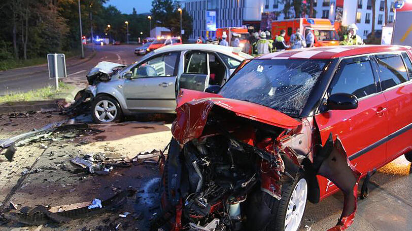 In Hagen beginnt der Prozess gegen zwei mutmaßliche Raser, die bei einem Unfall vier Menschen zum Teil schwer verletzt haben sollen.