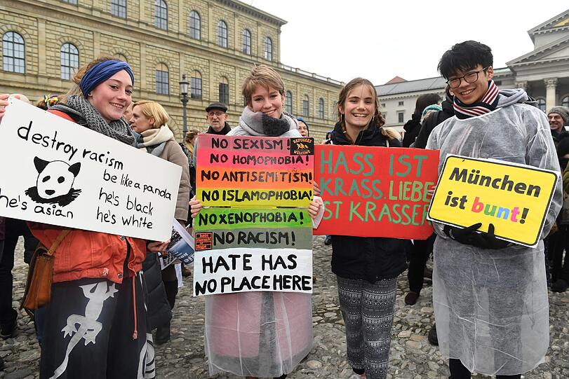 Teilnehmer einer als Chorprobe betitelten Kundgebung unter dem Motto "München singt gegen Pegida" stehen auf dem Max-Joseph-Platz.
