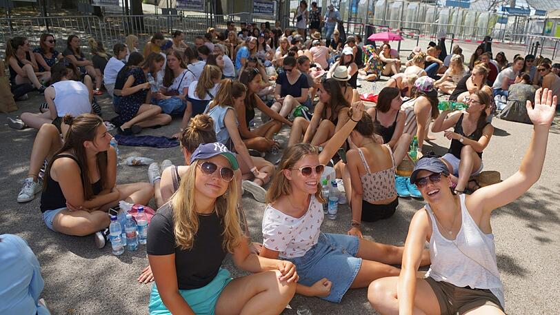 Stunden vor dem Konzert füllt sich der Platz vor dem Olympiastadion mit Ed-Sheeran-Fans. Die Bilder vom Fan-Andrang.