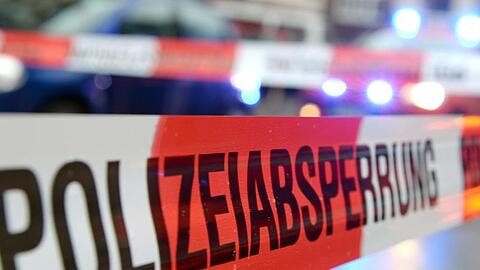 Bei einem Serienunfall auf der Autobahn 5 nördlich von Frankfurt sind am Freitag drei Menschen schwer verletzt worden.