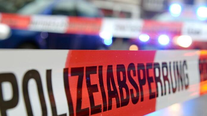 Bei einem Serienunfall auf der Autobahn 5 nördlich von Frankfurt sind am Freitag drei Menschen schwer verletzt worden.
