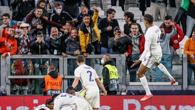 Frankreichs Spieler feiern den Treffer zum 3:2-Sieg gegen Belgien.