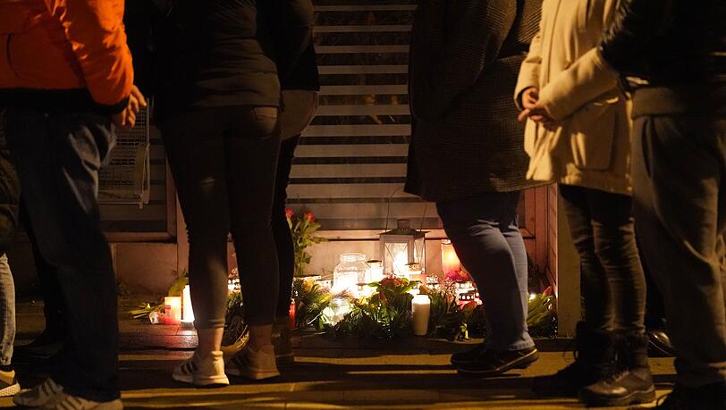 Menschen gedenken der Opfer der Messerattacke im Bahnhof von Brokstedt.