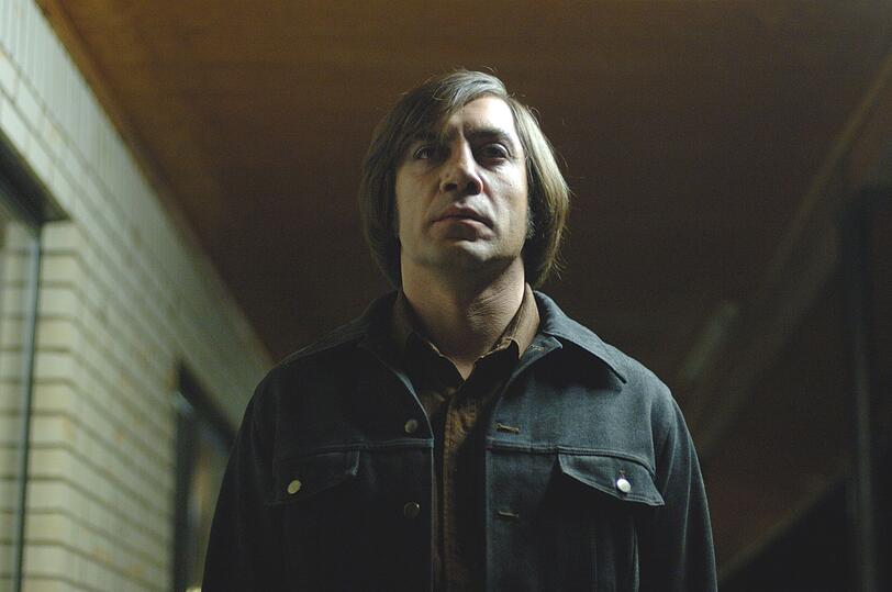 Chigurh (Javier Bardem) geht über Leichen. Chigurh (Javier Bardem) geht über Leichen.