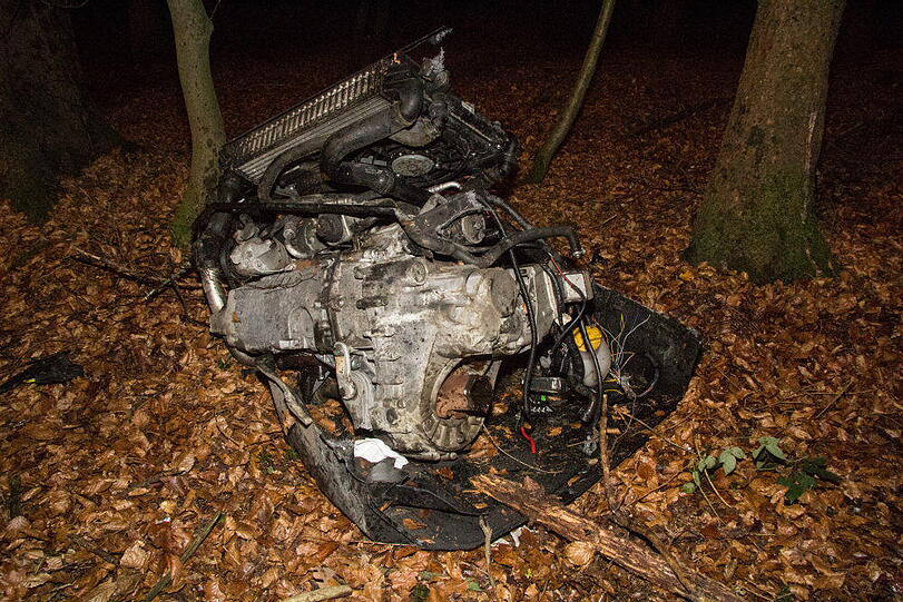 Eine Fahranfängerin verunglückte am Mittwochabend mit einer Beifahrerin im Waldstück bei Pallin, weil das Heck ausbrach. Beide wurden schwer verletzt. Das Auto wurde komplett beschädigt.