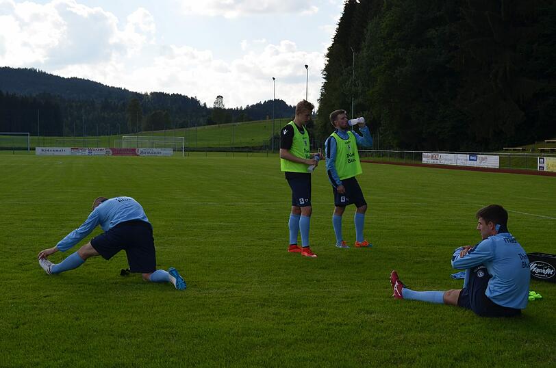 Trainer Torsten Fröhling und Co. in der Saisonvorbereitung bei der Arbeit - der TSV 1860 hat sein erstes Trainingslager in Bodenmais aufgeschlagen.