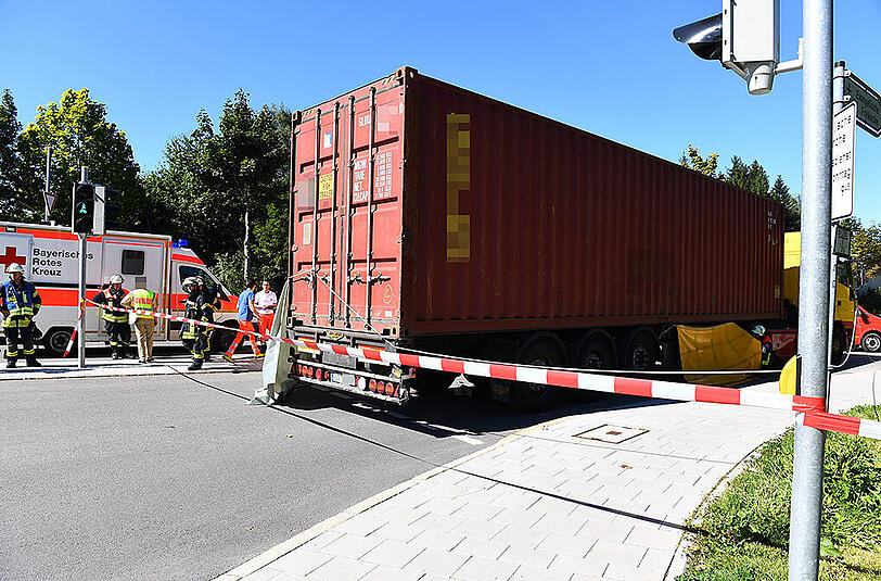 In Traunreut wurde eine Radlerin am Mittwoch von einem Lkw erfasst. Sie starb noch vor Ort. Die Feuerwehr sperrte die Kreuzung ab - die Bilder.