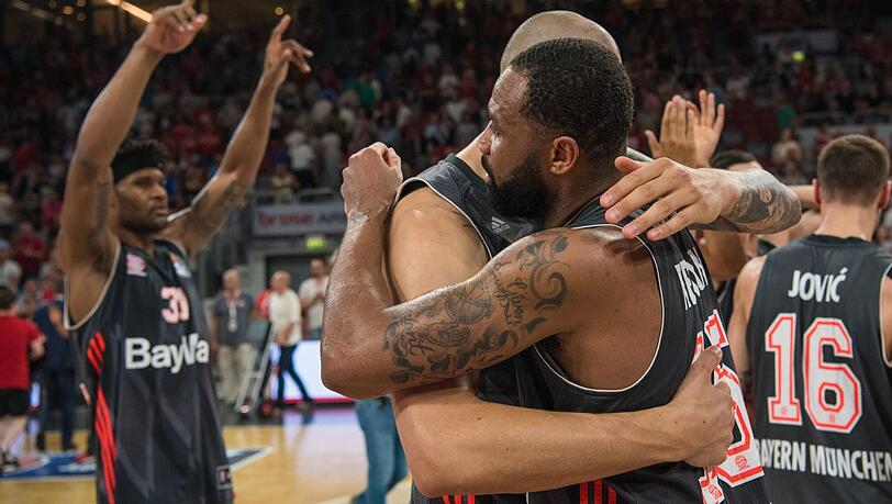 Geschafft! Die Basketballer des FC Bayern setzen sich mit 83:79 gegen Brose Bamberg durch und ziehen ins Finale ein. Geschafft! Die Basketballer des FC Bayern setzen sich mit 83:79 gegen Brose Bamberg durch und ziehen ins Finale ein.