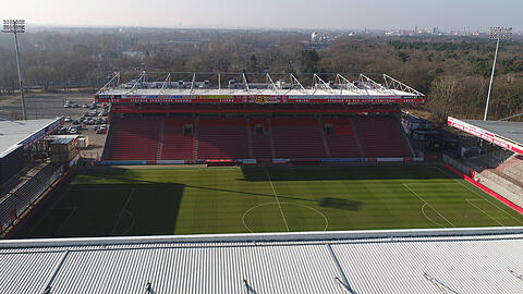 Die Verantwortlichen des FC Bayern rechnen damit, dass die erste Partie am 16. Mai im Stadion An der Alten Försterei bei Union Berlin stattfindet.