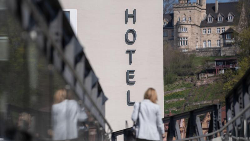 Hotels und Pensionen dürfen in einigen Bundesländern wieder Touristen empfangen. Hotels und Pensionen dürfen in einigen Bundesländern wieder Touristen empfangen.