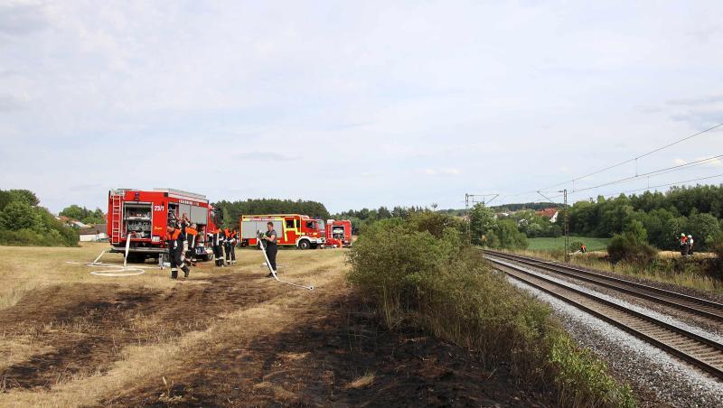 Feuerwehrleute sind aufgrund eines Böschungsbrandes an der Bahnstrecke Regensburg-Nürnberg im Einsatz. Foto: Alexander Auer Feuerwehrleute sind aufgrund eines Böschungsbrandes an der Bahnstrecke Regensburg-Nürnberg im Einsatz. Foto: Alexander Auer