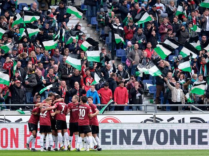 Trotz des Abstiegs wurden die Spieler von Hannover 96 von ihren Fans gefeiert.