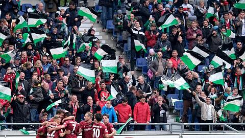 Trotz des Abstiegs wurden die Spieler von Hannover 96 von ihren Fans gefeiert.