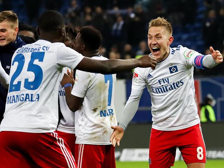 Hamburgs Lewis Holtby (r) und Orel Mangala feiern nach dem 1:0-Sieg über Dresden.