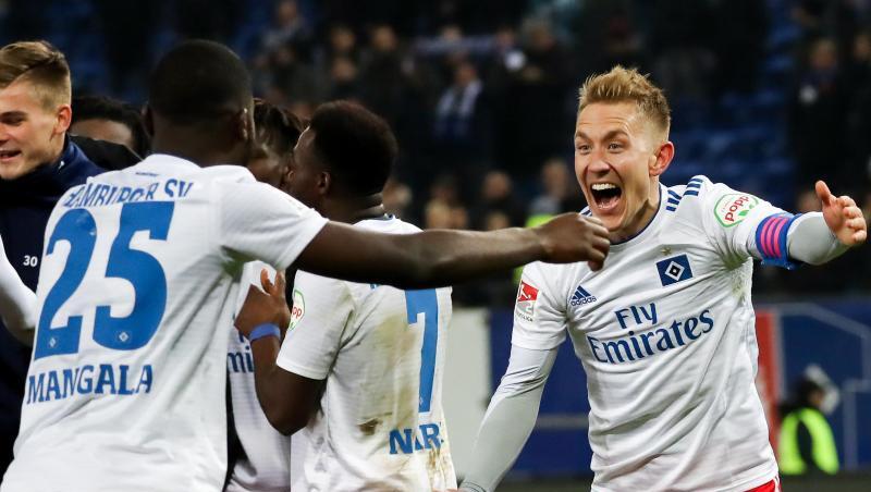 Hamburgs Lewis Holtby (r) und Orel Mangala feiern nach dem 1:0-Sieg über Dresden. Hamburgs Lewis Holtby (r) und Orel Mangala feiern nach dem 1:0-Sieg über Dresden.