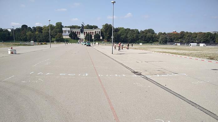 Hier würde am Samstag normalerweise der zweiwöchige Wahnsinn losgehen, jetzt ist die Theresienwiese leer.
